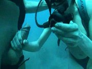 Голие под водой видео