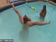 Лесбиянки тренируются возле бассейна