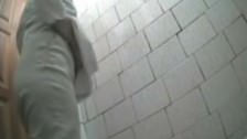 Смотреть русскую скрытую камеру в женском туалете